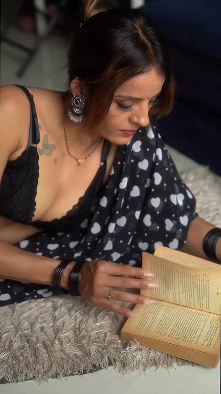MAHI GOSWAMI EROTIC CUMWORTHY CLEAVAGE IN SAREE UUFFF 2