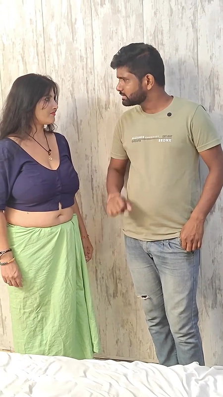 busty desi aunty huge boobs and navel in violet blouse 2