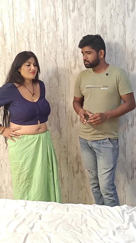 busty desi aunty huge boobs and navel in violet blouse 2