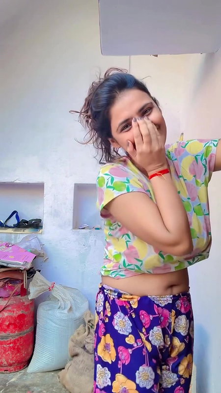 marathi girl sexy deep navel in crop top 2