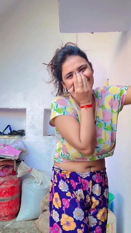 marathi girl sexy deep navel in crop top 2