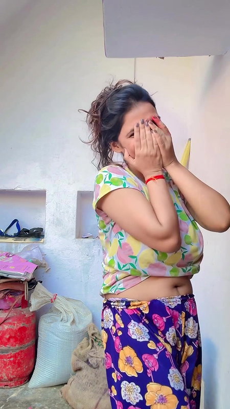 marathi girl sexy deep navel in crop top 2