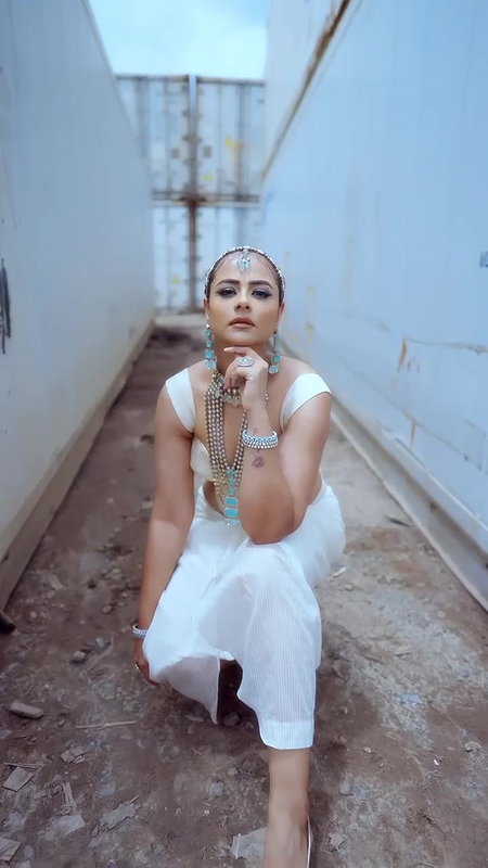 Prachi Tehlan sexy navel,boobs in white costume 2