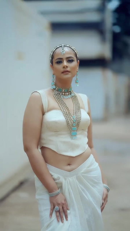 Prachi Tehlan sexy navel,boobs in white costume 2