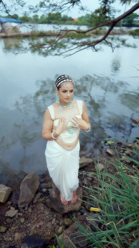 Prachi Tehlan sexy navel,boobs in white costume 2
