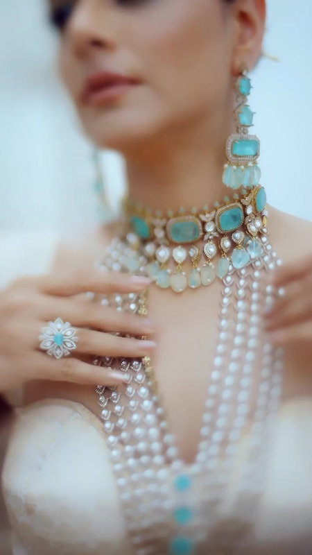 Prachi Tehlan sexy navel,boobs in white costume 2