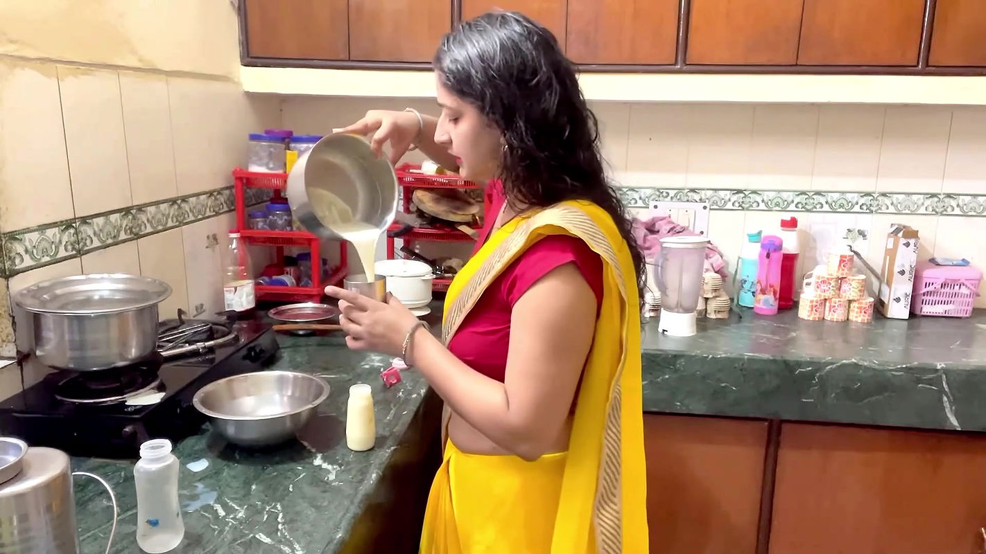 Homely desi vlogger sexy deep round navel and big breasts in yellow saree 2