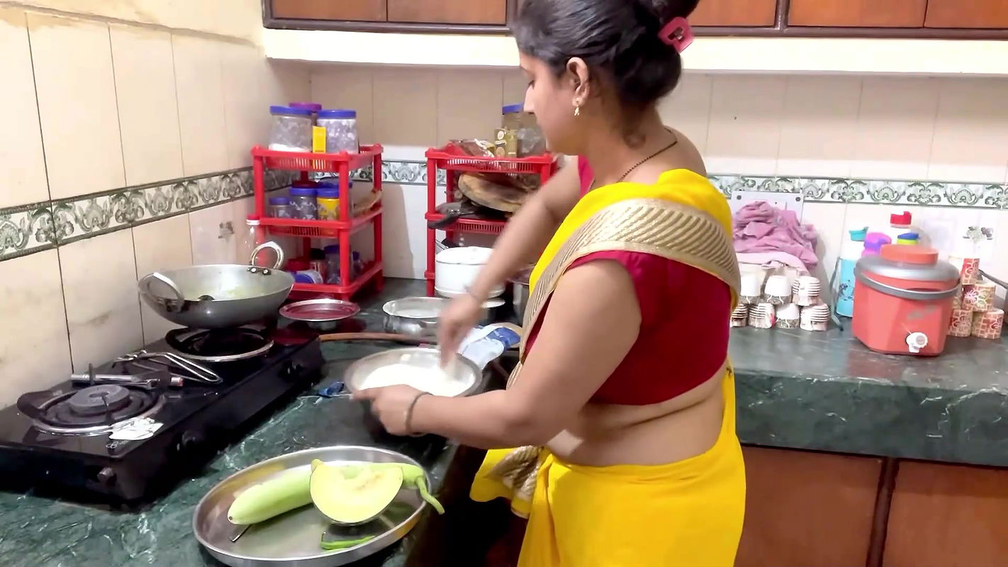 Homely desi vlogger sexy deep round navel and big breasts in yellow saree 2