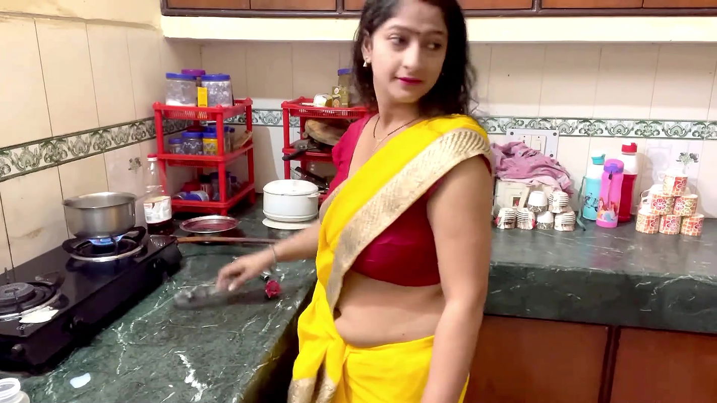 Homely desi vlogger sexy deep round navel and big breasts in yellow saree 2