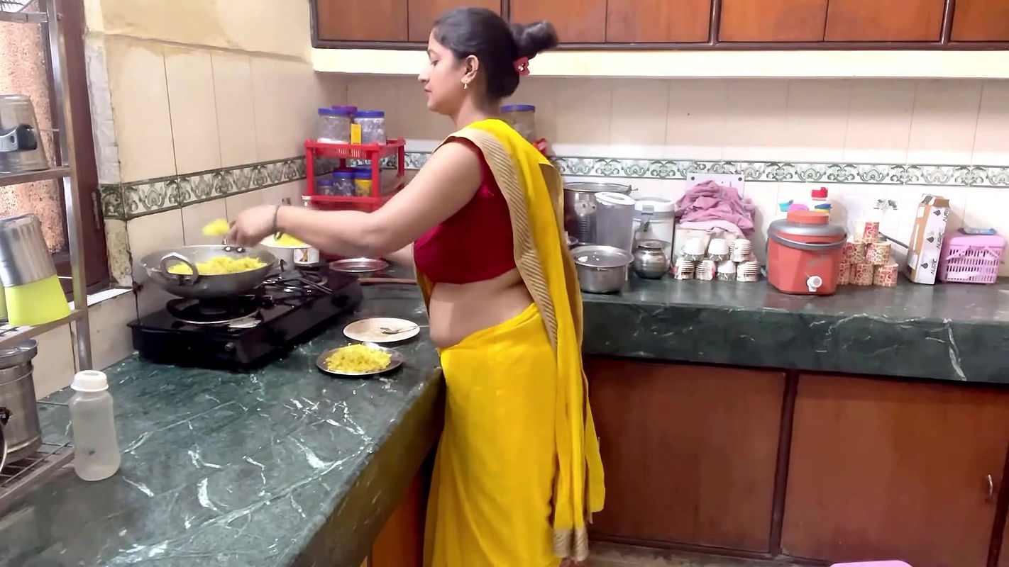 Homely desi vlogger sexy deep round navel and big breasts in yellow saree 2