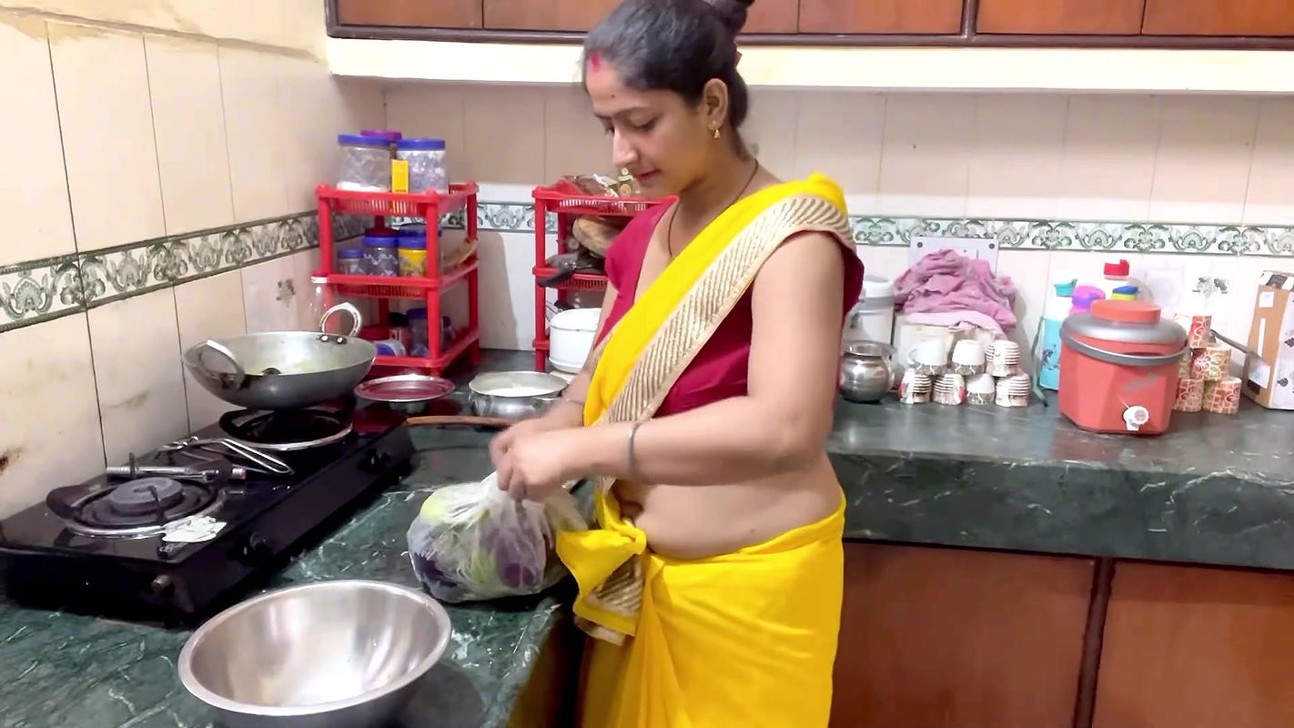 Homely desi vlogger sexy deep round navel and big breasts in yellow saree 2