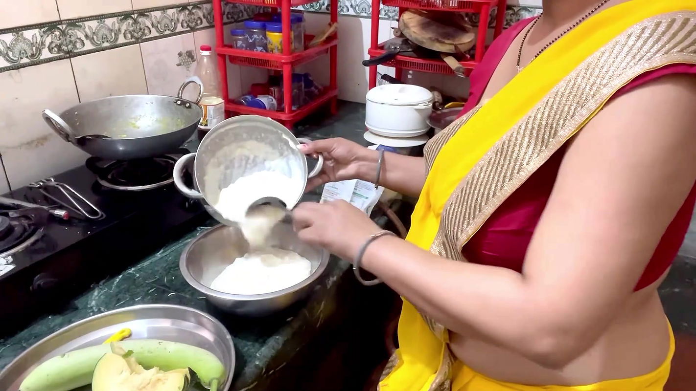 Homely desi vlogger sexy deep round navel and big breasts in yellow saree 2