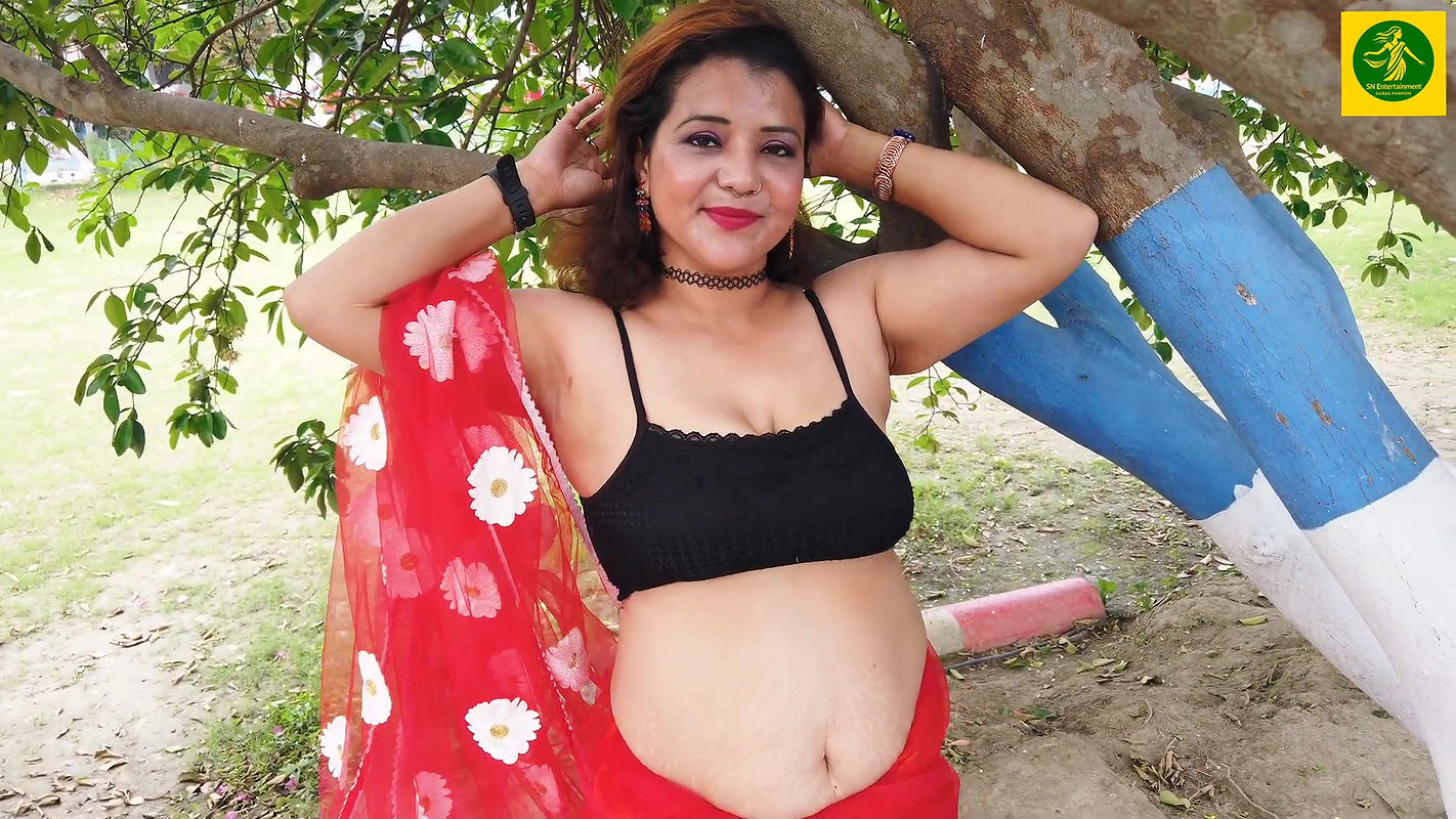 Horny booby bhabhi huge cleavage hot navel show outdoor photoshoot 2