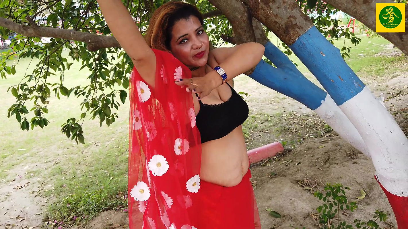 Horny booby bhabhi huge cleavage hot navel show outdoor photoshoot 2