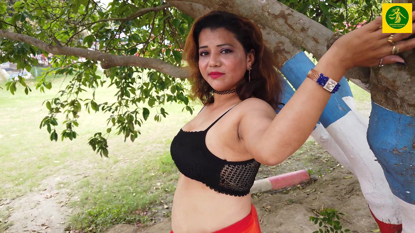 Horny booby bhabhi huge cleavage hot navel show outdoor photoshoot 2