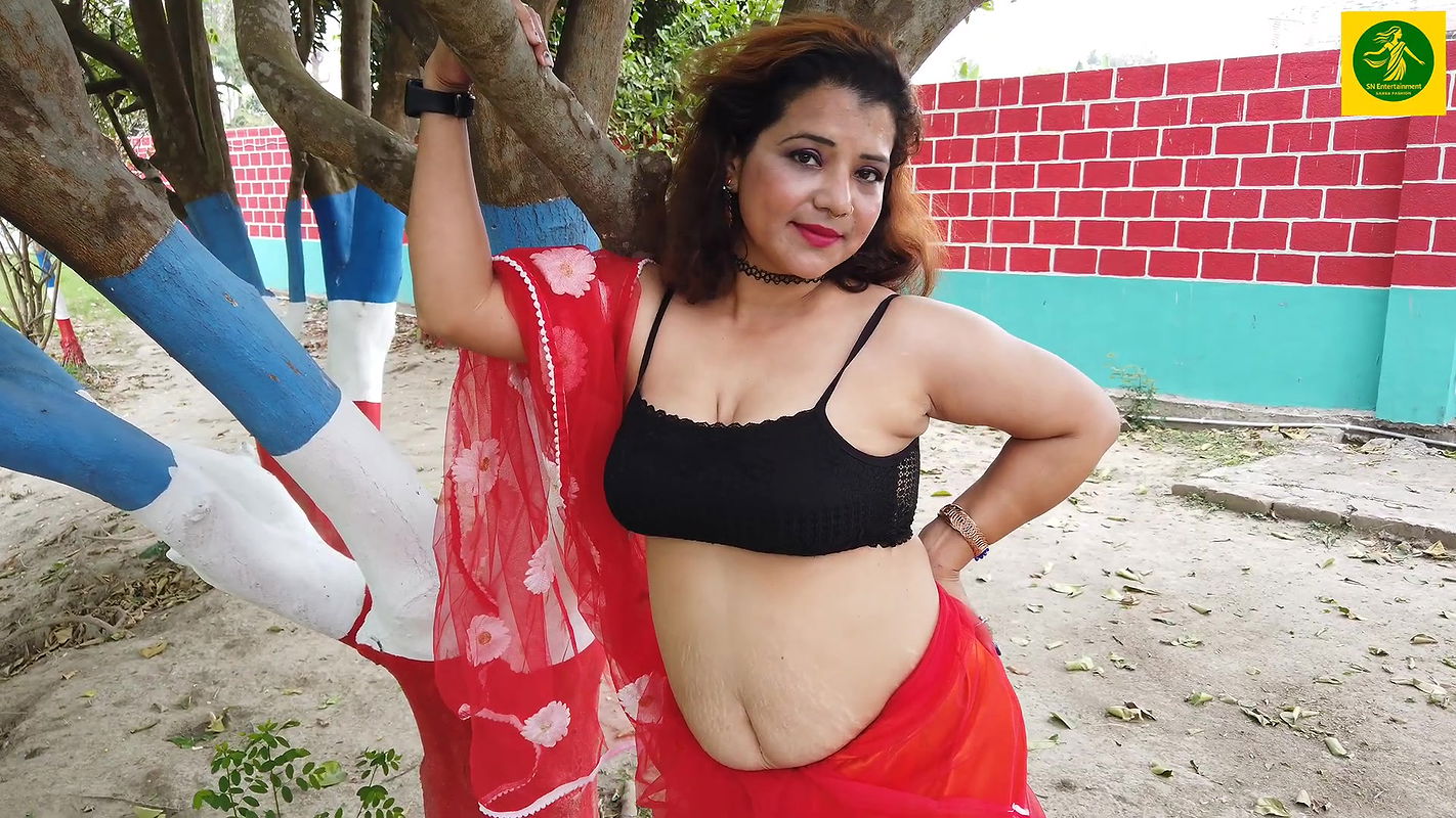 Horny booby bhabhi huge cleavage hot navel show outdoor photoshoot 2