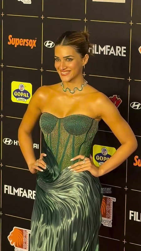HOTTIE STUNNING BABE KRITI SANON WILD EXOTIC LOOKS TEASE 4