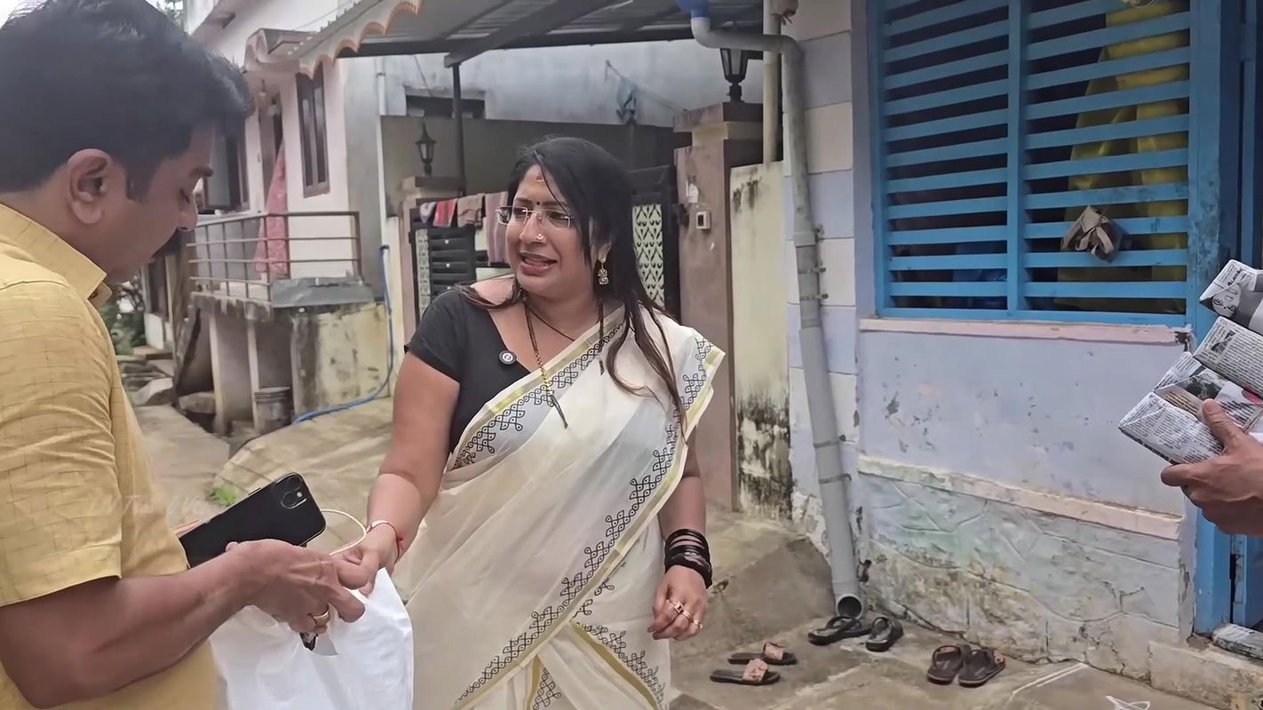 Lekshmi Nair Huge Boobs closeup and Biss ass and tummy in saress 2