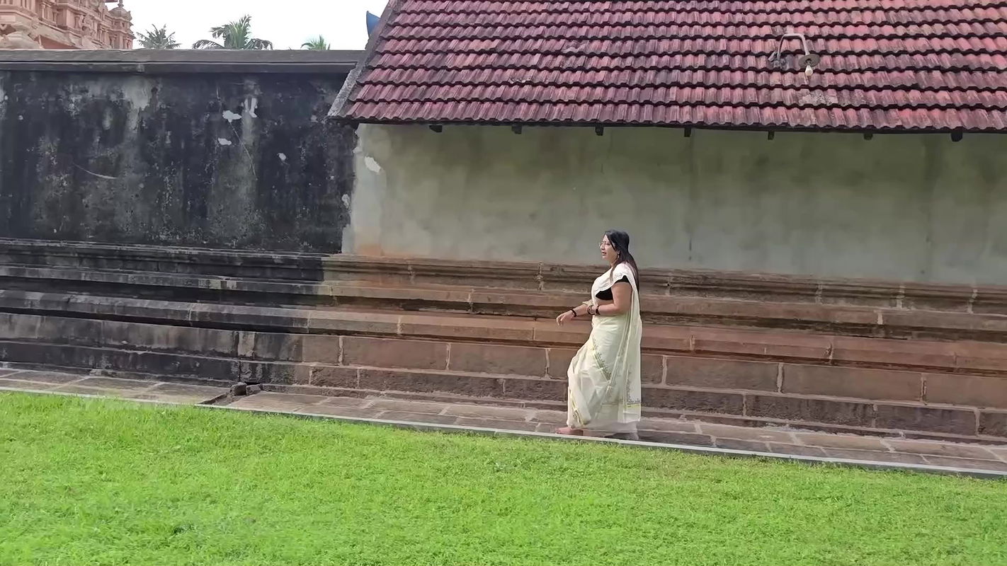 Lekshmi Nair Huge Boobs closeup and Biss ass and tummy in saress 2