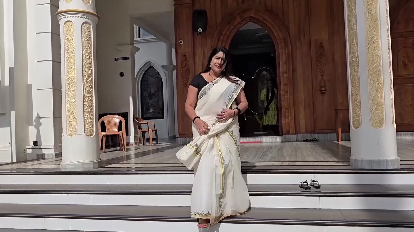 Lekshmi Nair Huge Boobs closeup and Biss ass and tummy in saress 2