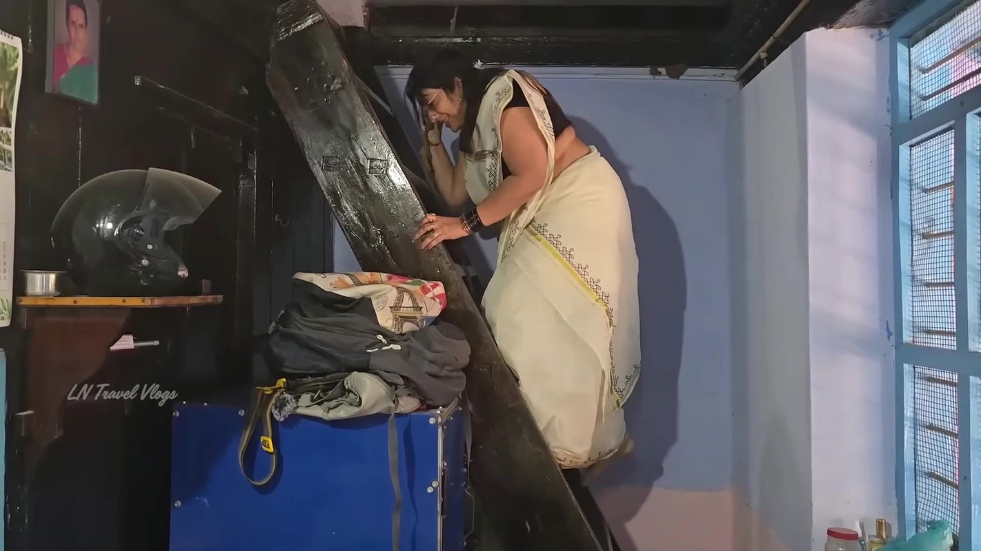 Lekshmi Nair Huge Boobs closeup and Biss ass and tummy in saress 2