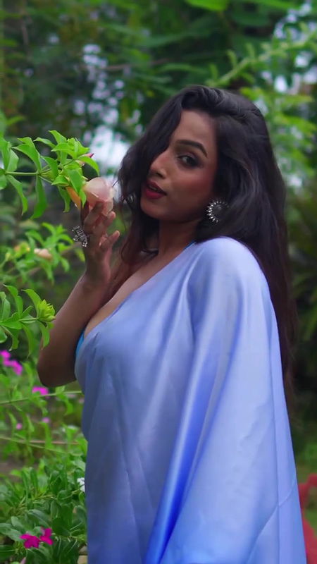 TANVI PRIYANKA PAL MESMERIZING MELONS CLEAVAGE IN SAREE TEASE UUFFF