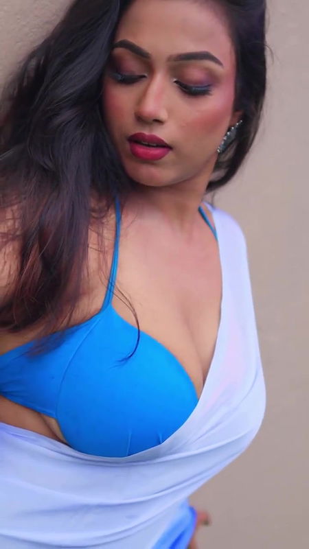 TANVI PRIYANKA PAL MESMERIZING MELONS CLEAVAGE IN SAREE TEASE UUFFF