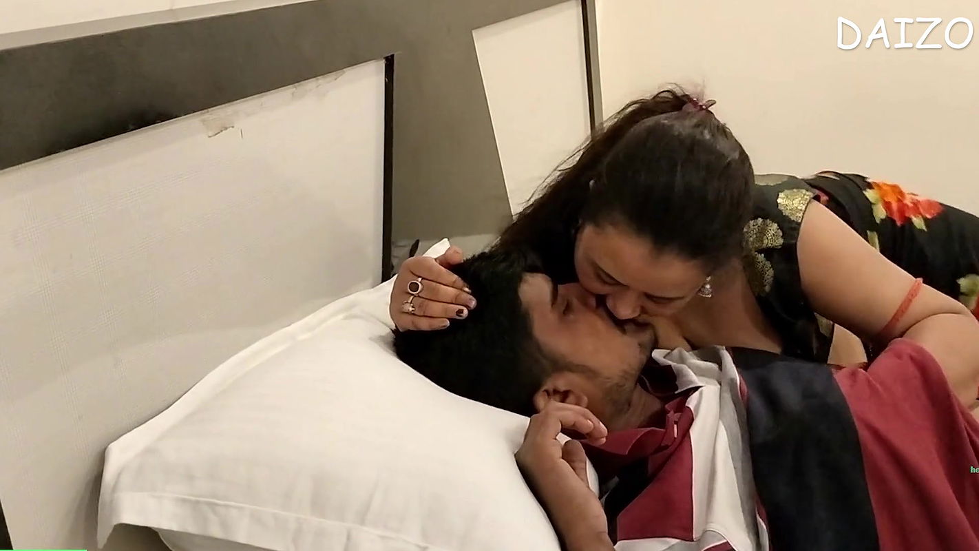 Desi Bhabi ko hotel mey bulakar Couda