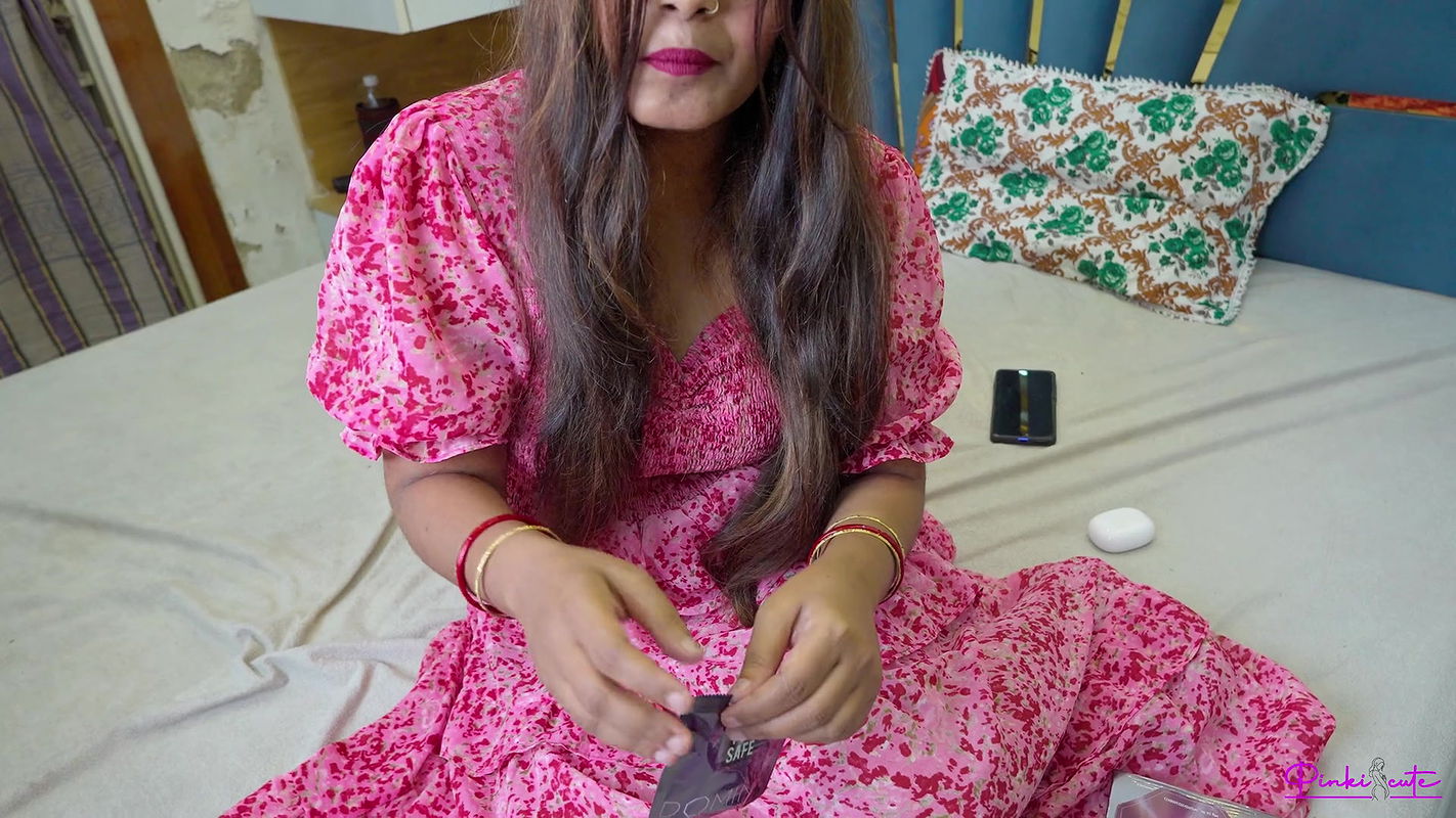 Beautiful Desi Mallu Bhabhi ordered Female Condom and Fucked by Delivery boy.