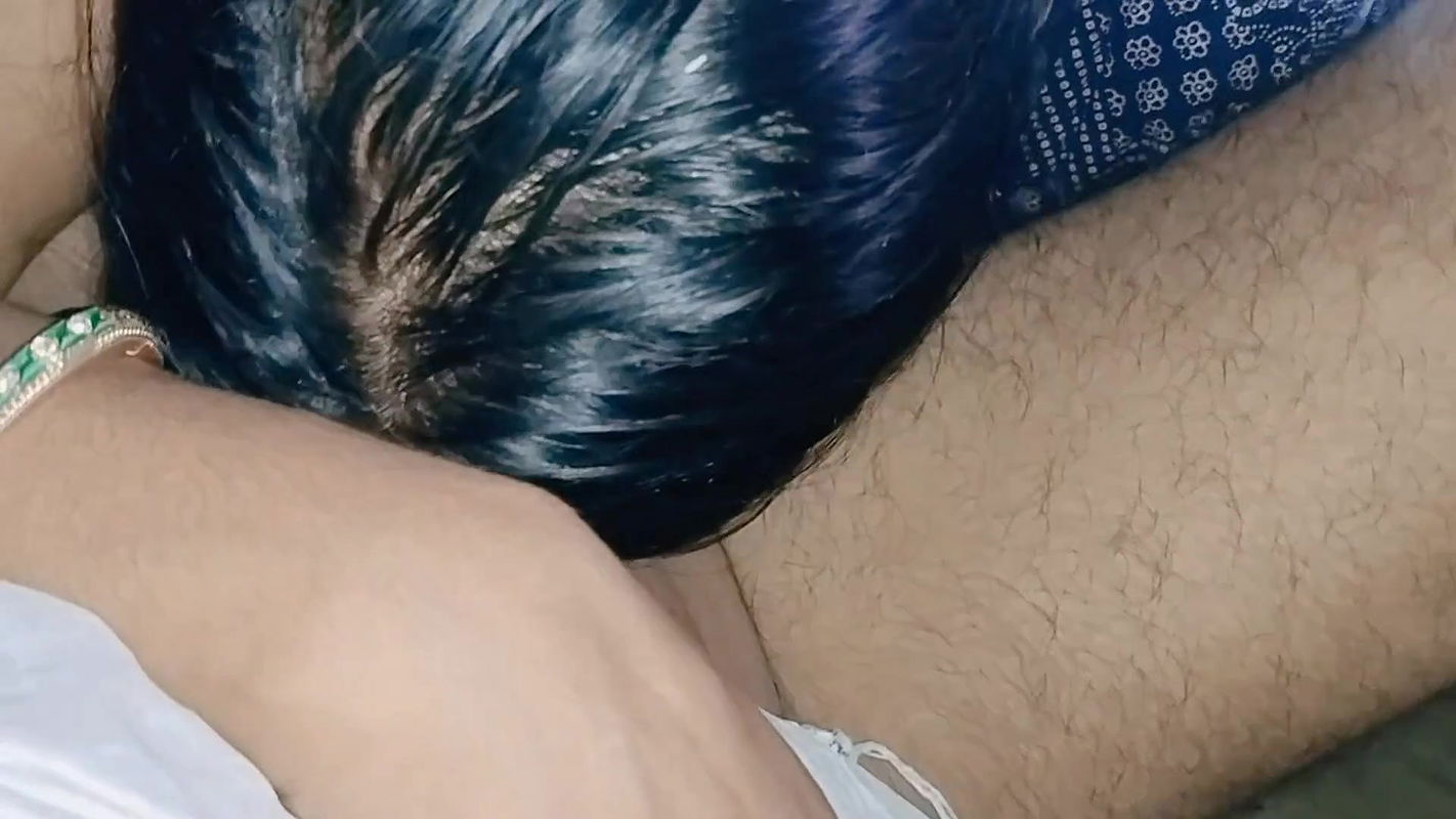 Apni saheli k jawan bete k sath sex ka maja leti sexy aunty