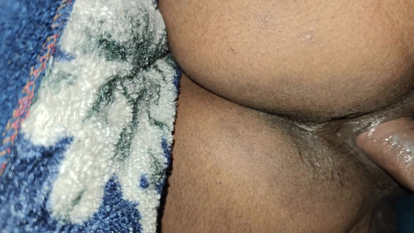 Desi hot aunty ko aadhi raat ko plang thod chudai kii