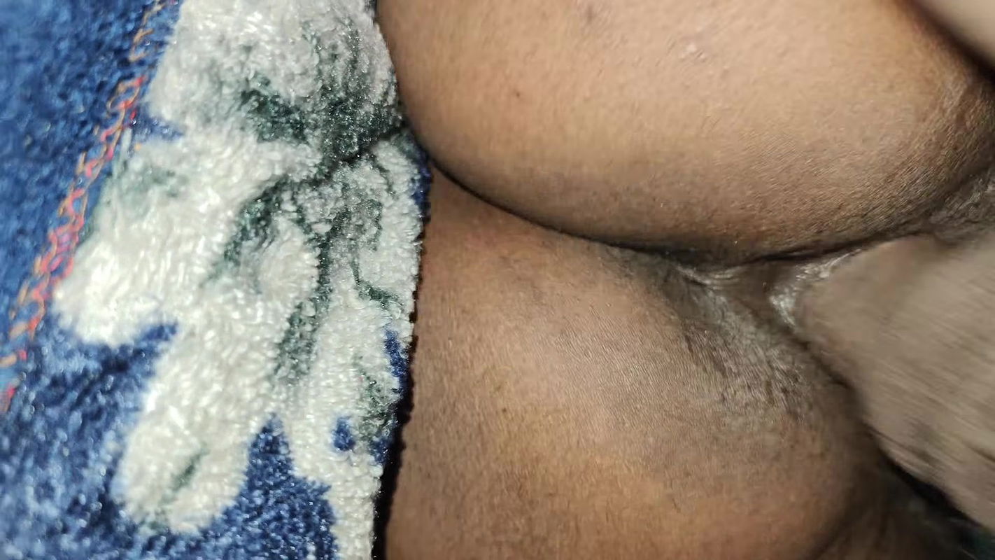 Desi hot aunty ko aadhi raat ko plang thod chudai kii