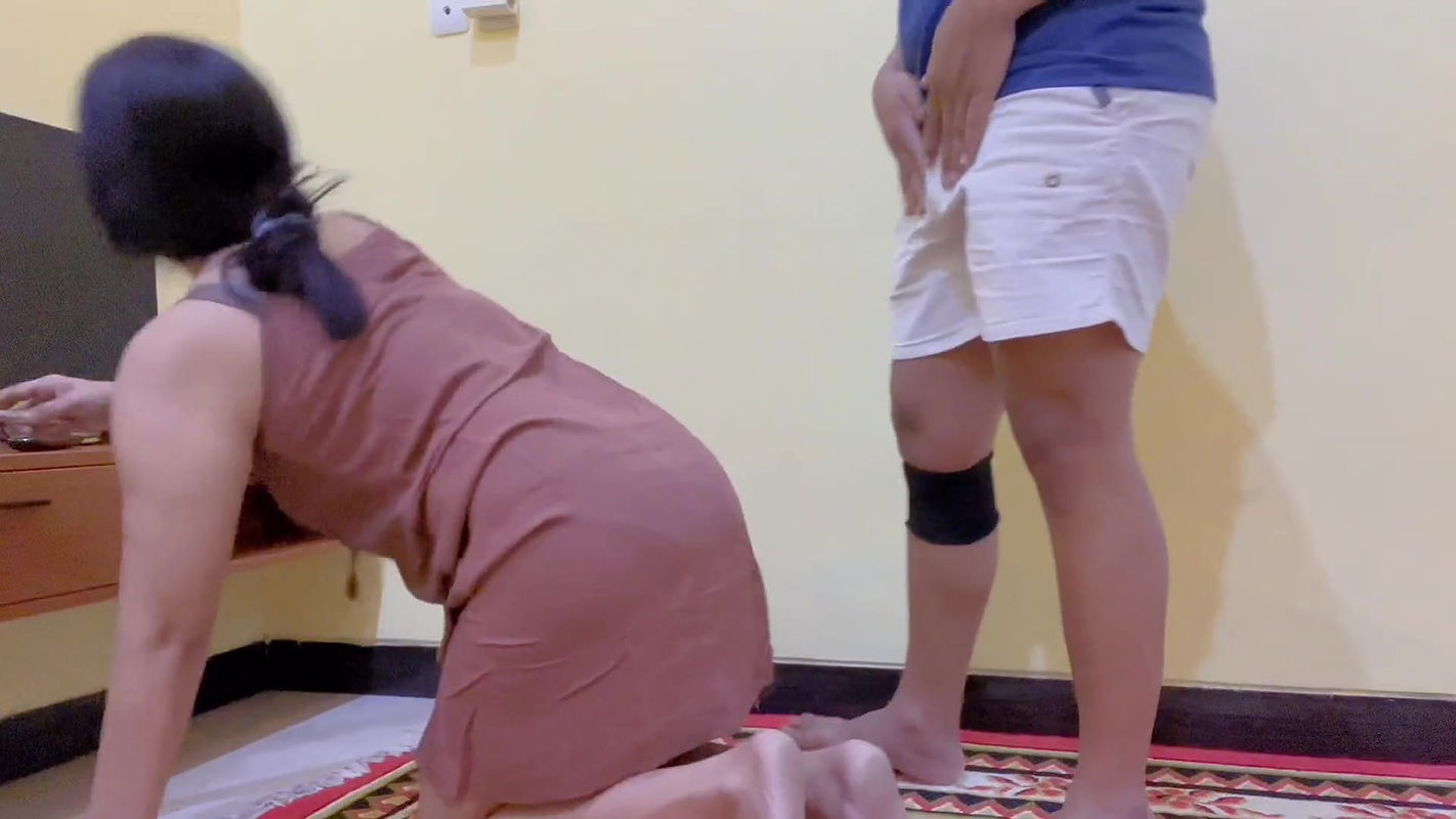 Babysitter dressed sexy while cleaning makes the boss’s lust crazy