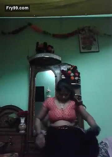 Desi Bhabhi Showing her Boobs and Pussy