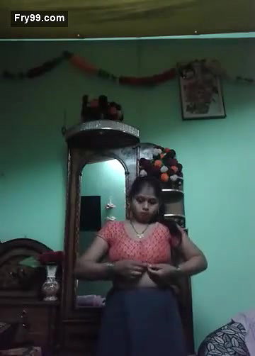 Desi Bhabhi Showing her Boobs and Pussy