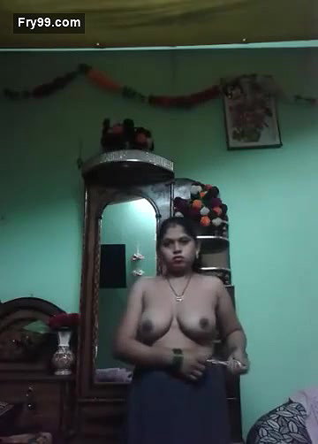 Desi Bhabhi Showing her Boobs and Pussy