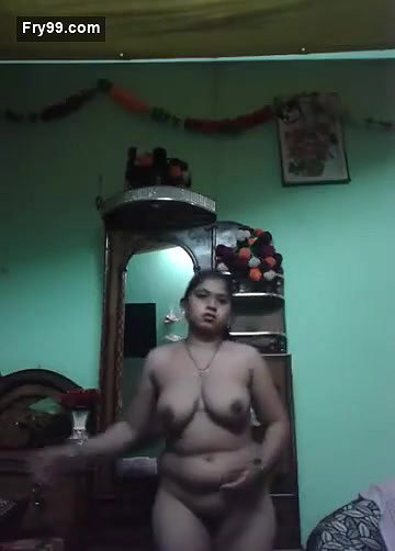 Desi Bhabhi Showing her Boobs and Pussy