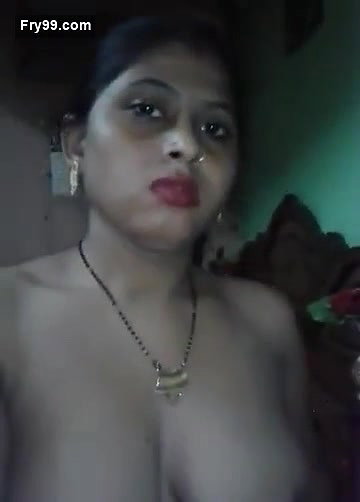 Desi Bhabhi Showing her Boobs and Pussy
