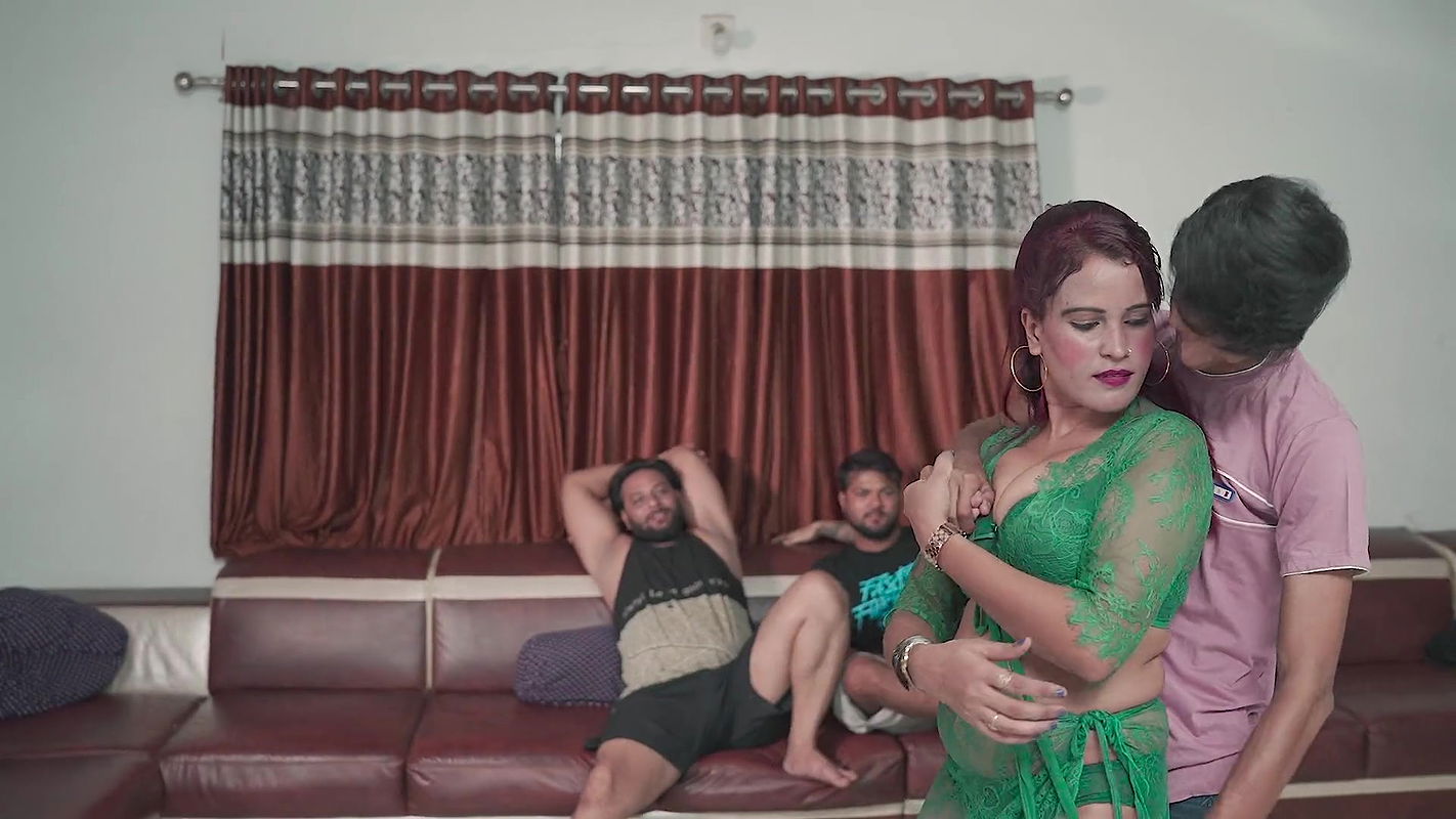 The Boys Were Happy to See the Sexy Dance of the Country Girl