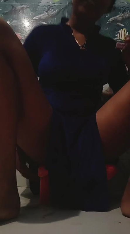 Cute bhabi fun in bathroom