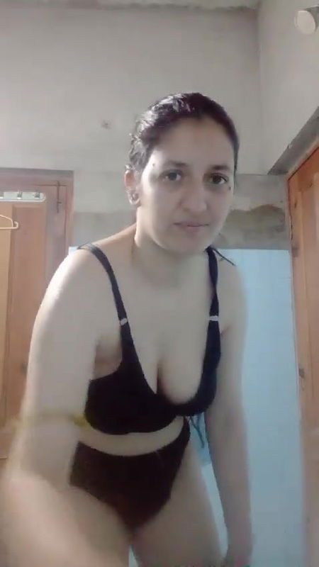 Gorgeous bhabhi showing boobs in bathroom