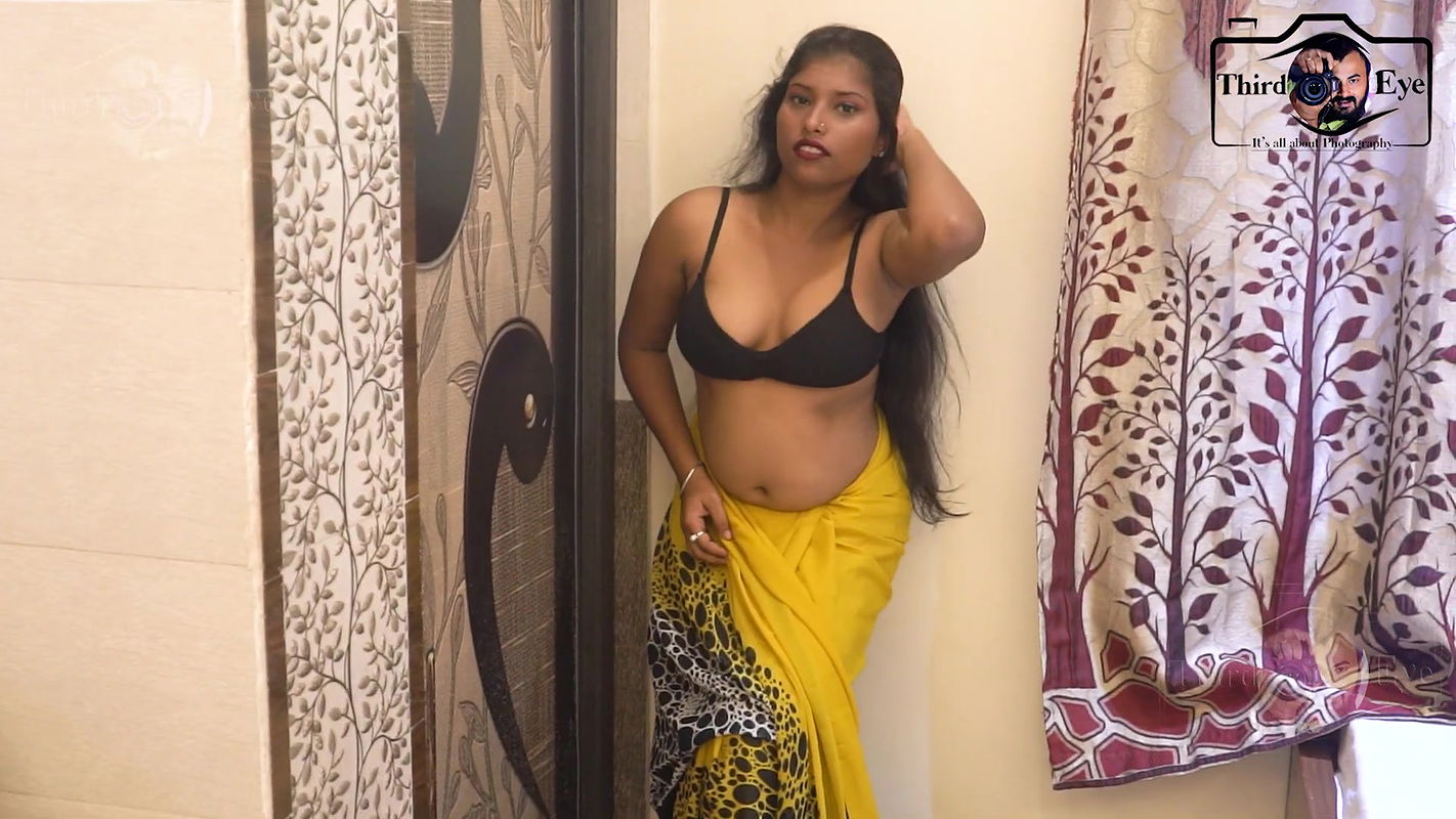 Horny booby soumi hot cleavage and navel show photoshoot
