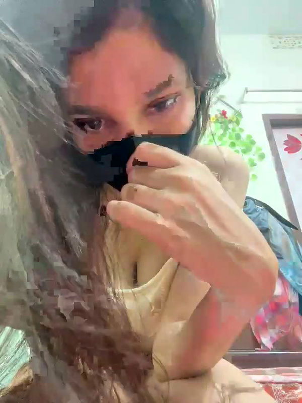 Desi slim girl AKA sweet couple blowjob and nude showing in live show