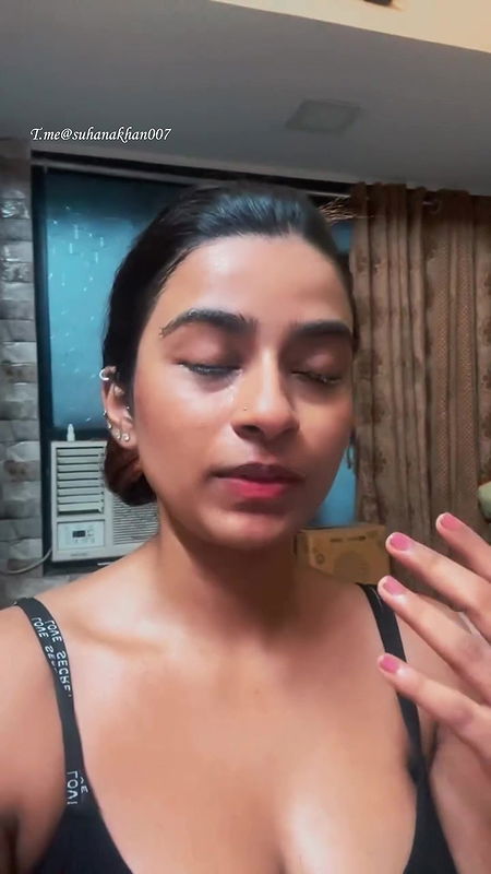 SUHANA KHAN AMPLE CLEAVAGE EXPOSE SEXY