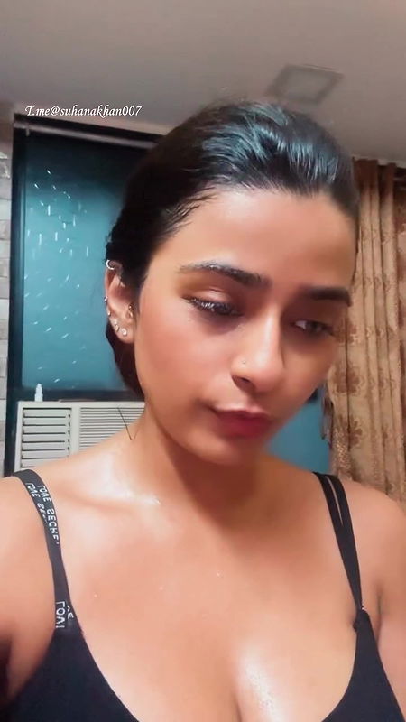 SUHANA KHAN AMPLE CLEAVAGE EXPOSE SEXY