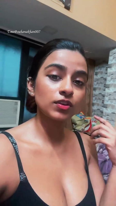 SUHANA KHAN AMPLE CLEAVAGE EXPOSE SEXY