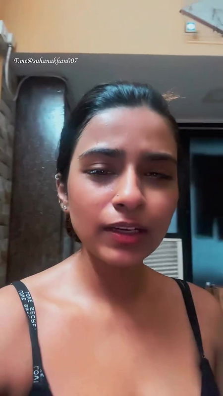 SUHANA KHAN AMPLE CLEAVAGE EXPOSE SEXY