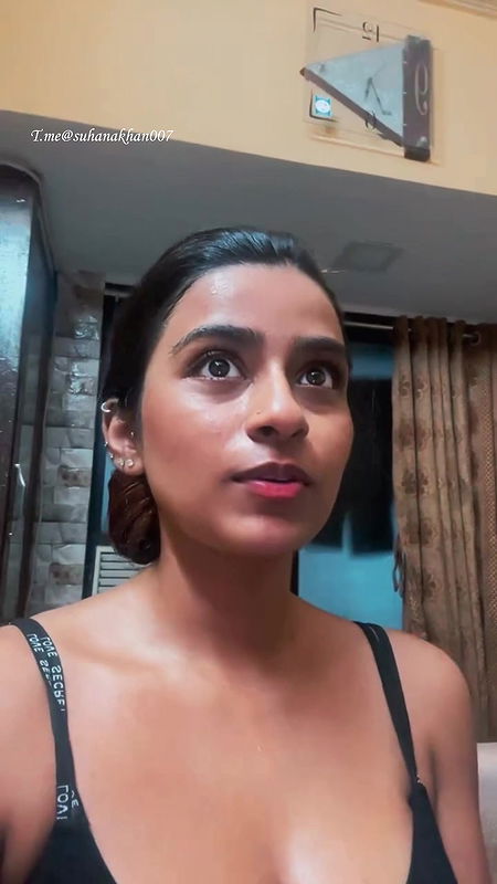 SUHANA KHAN AMPLE CLEAVAGE EXPOSE SEXY