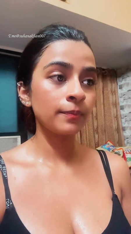 SUHANA KHAN AMPLE CLEAVAGE EXPOSE SEXY