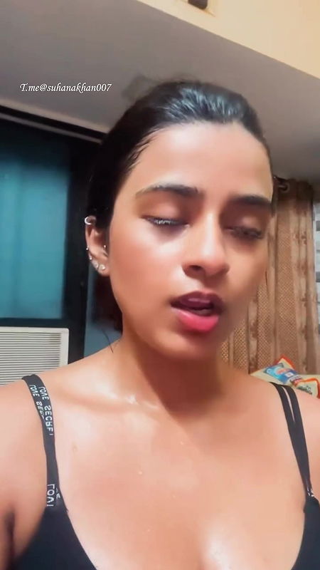 SUHANA KHAN AMPLE CLEAVAGE EXPOSE SEXY